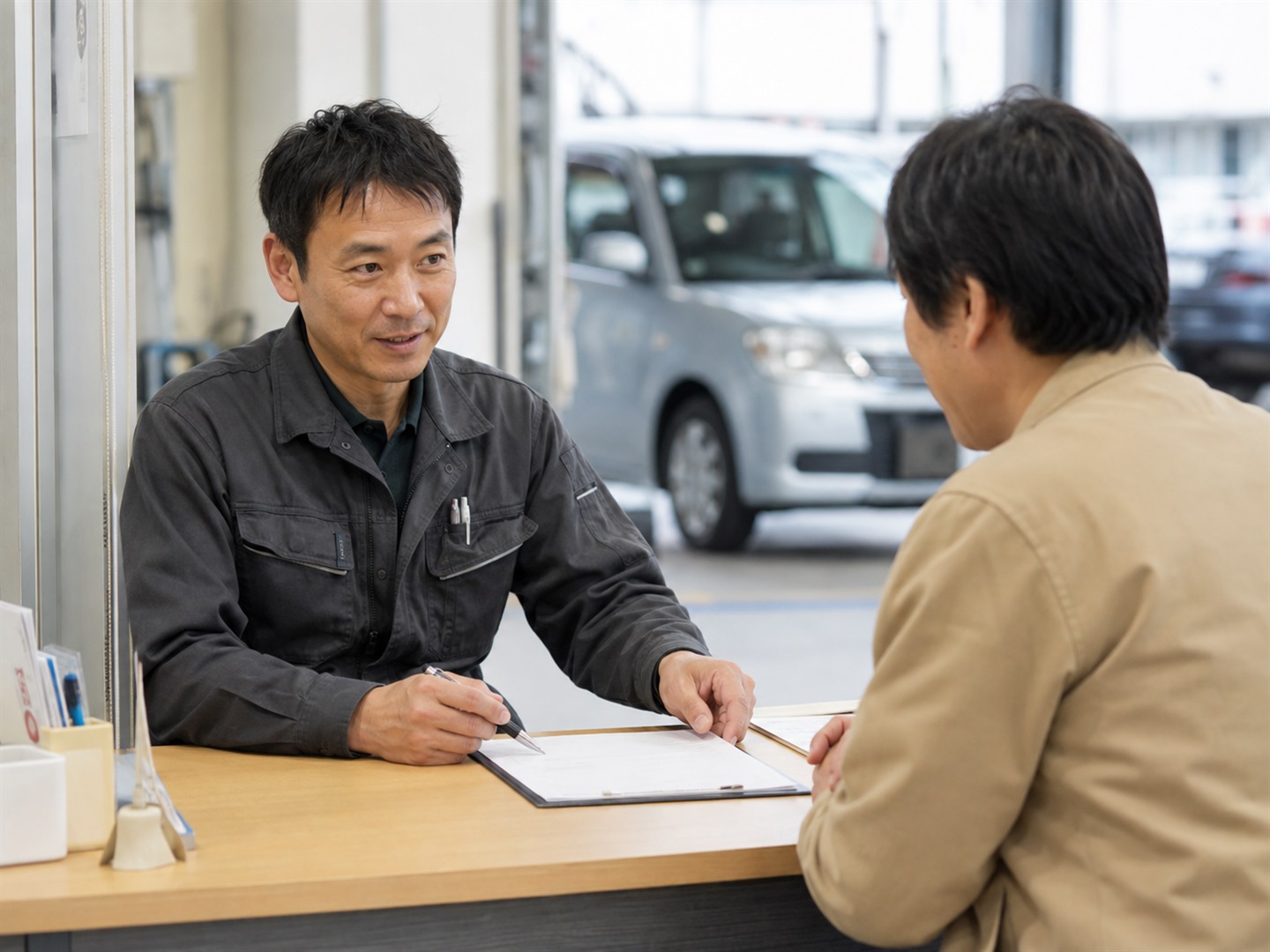 お客様の相談を受ける整備士